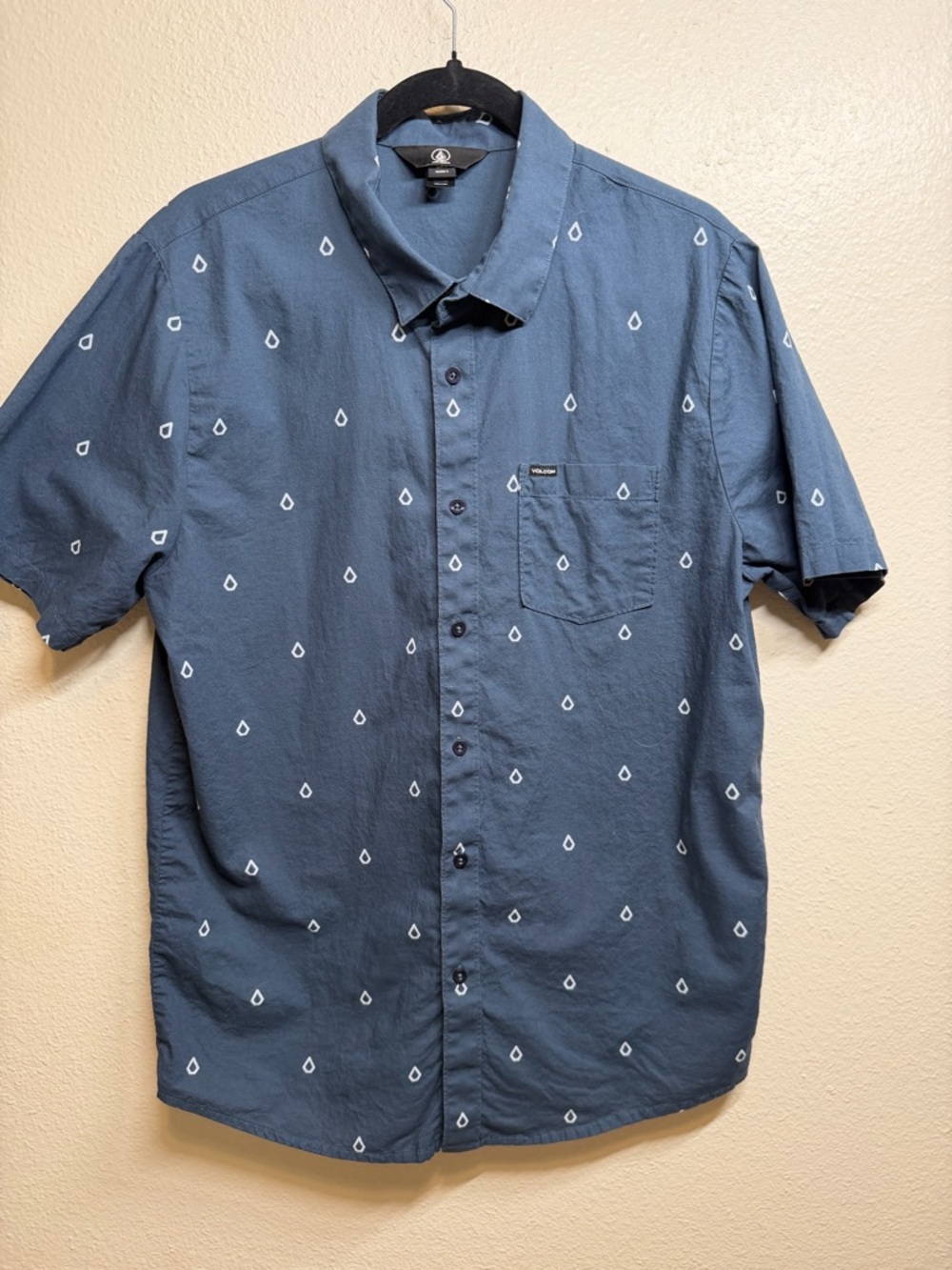 Volcom Blue Button Up Shirt Size Large Short Sleeve Logo Print